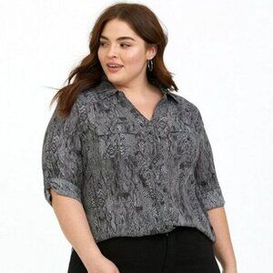 TORRID / Light Georgette Utility Button Down Blouse Snake Pattern Sz 2X
